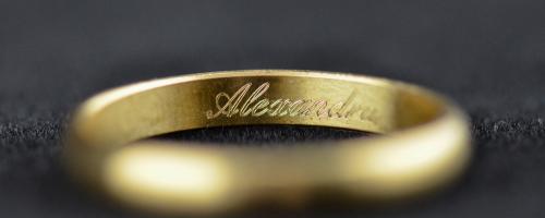 Grawerowanie obrączek imieniem Aleksandra na złotej obrączce ślubnej
