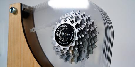 Trofeum akrylowe przedstawiające sprzęt rowerowy, wykonane grawerką laserową co2.