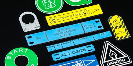 Kolorowe etykiety identyfikacyjne grawerowane do etykietowania, oznaczania bezpieczeństwa i identyfikacji sprzętu.